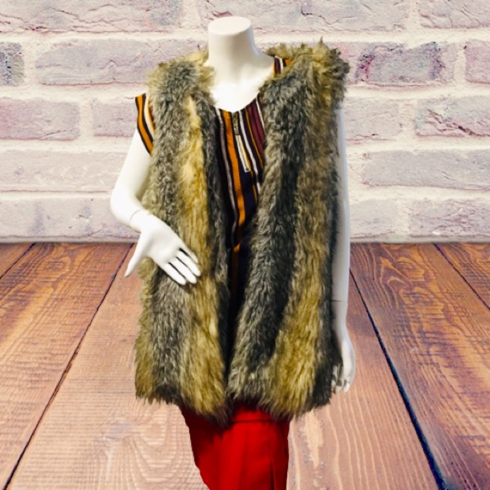 Xhilaration L/G Faux Fur Coat